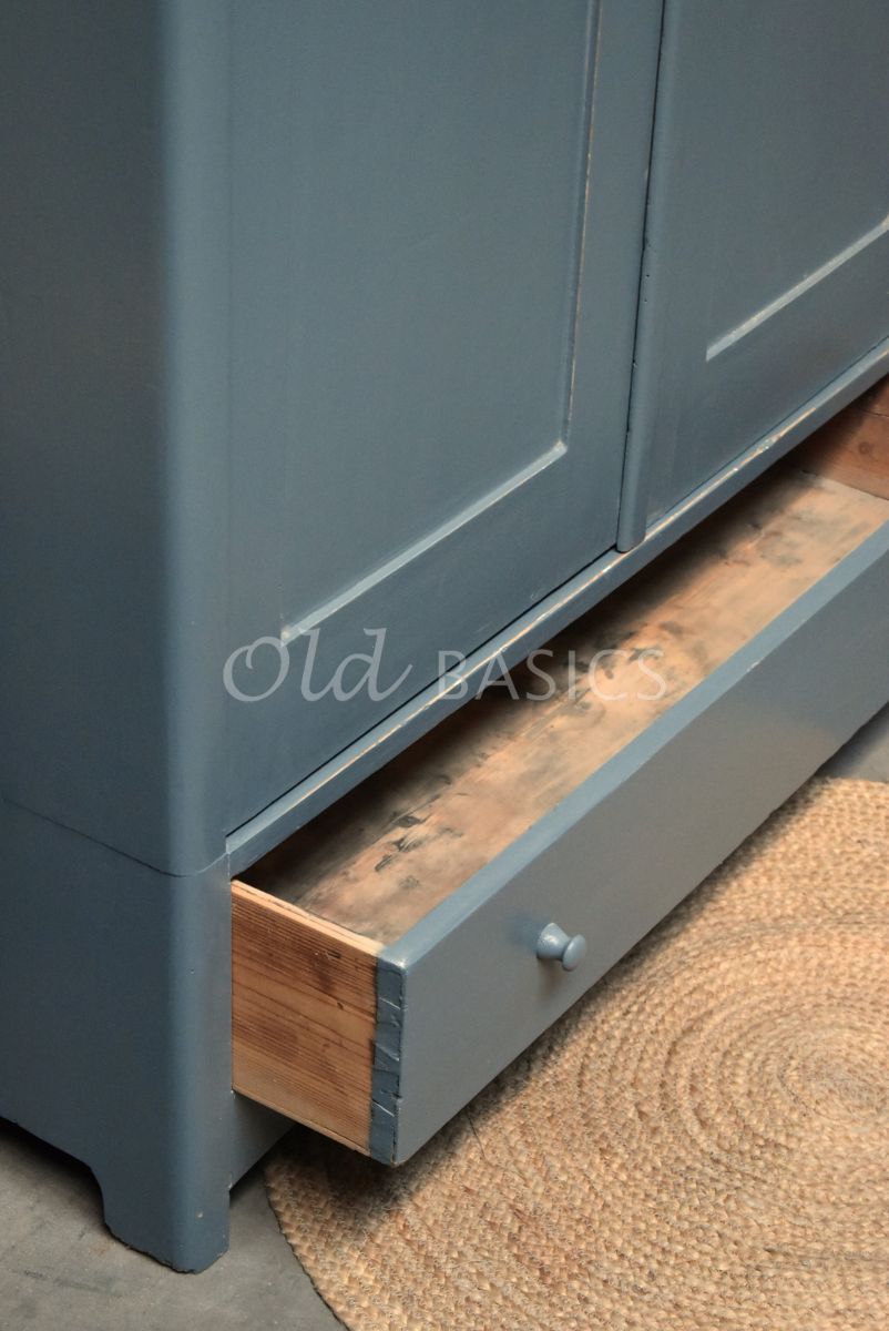 Detail van Kledingkast, grijs, blauw, materiaal hout